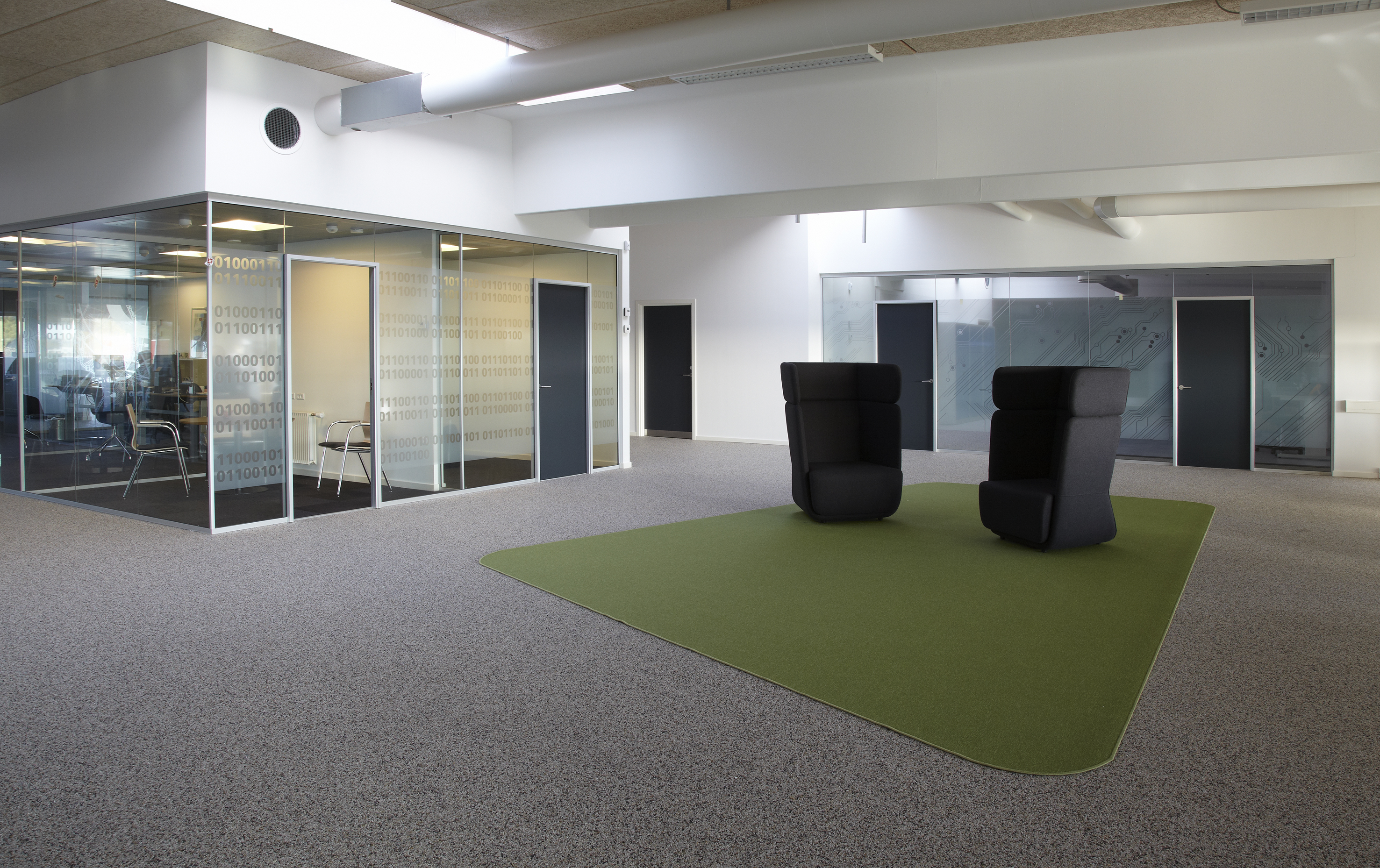 afpasset Fraster tæppe grøn på kontor